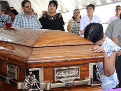Relatives of Mexican journalist Juan Carlos Huerta, who was shot dead on May 15, mourn during his funeral at the cemetery in Villahermosa, Tabasco state, Mexico, on May 16, 2018.